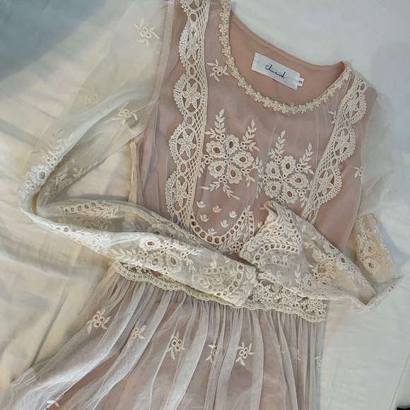 Lacey elegant cream dress for photoshoots - Picture 3 of 4